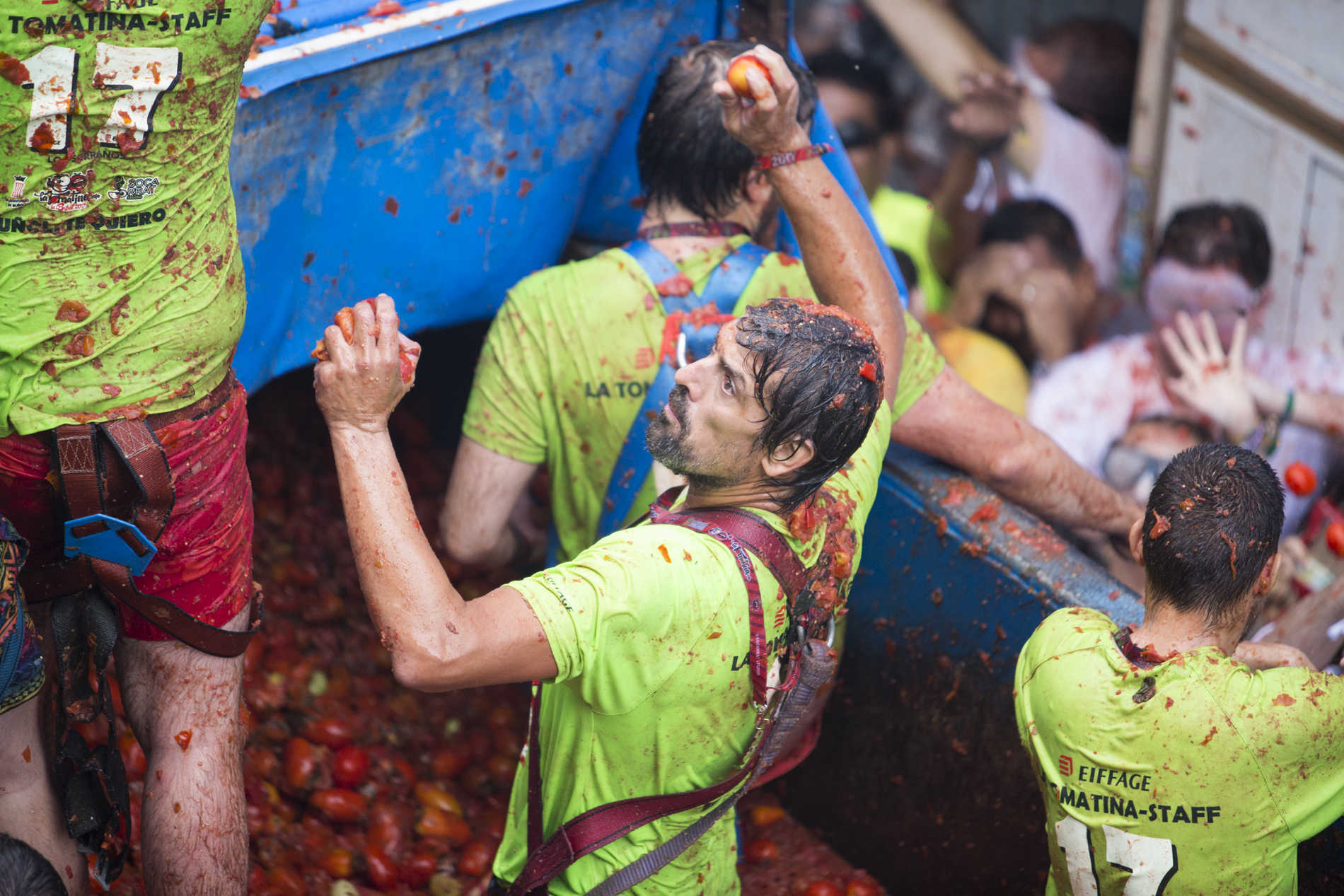 Buñol esquiva la lluvia y lanza 162.000 kilos en su internacional Tomatina