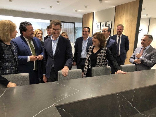 Feijóo ve necesario menos nacionalismo y más política industrial en su visita a Porcelanosa