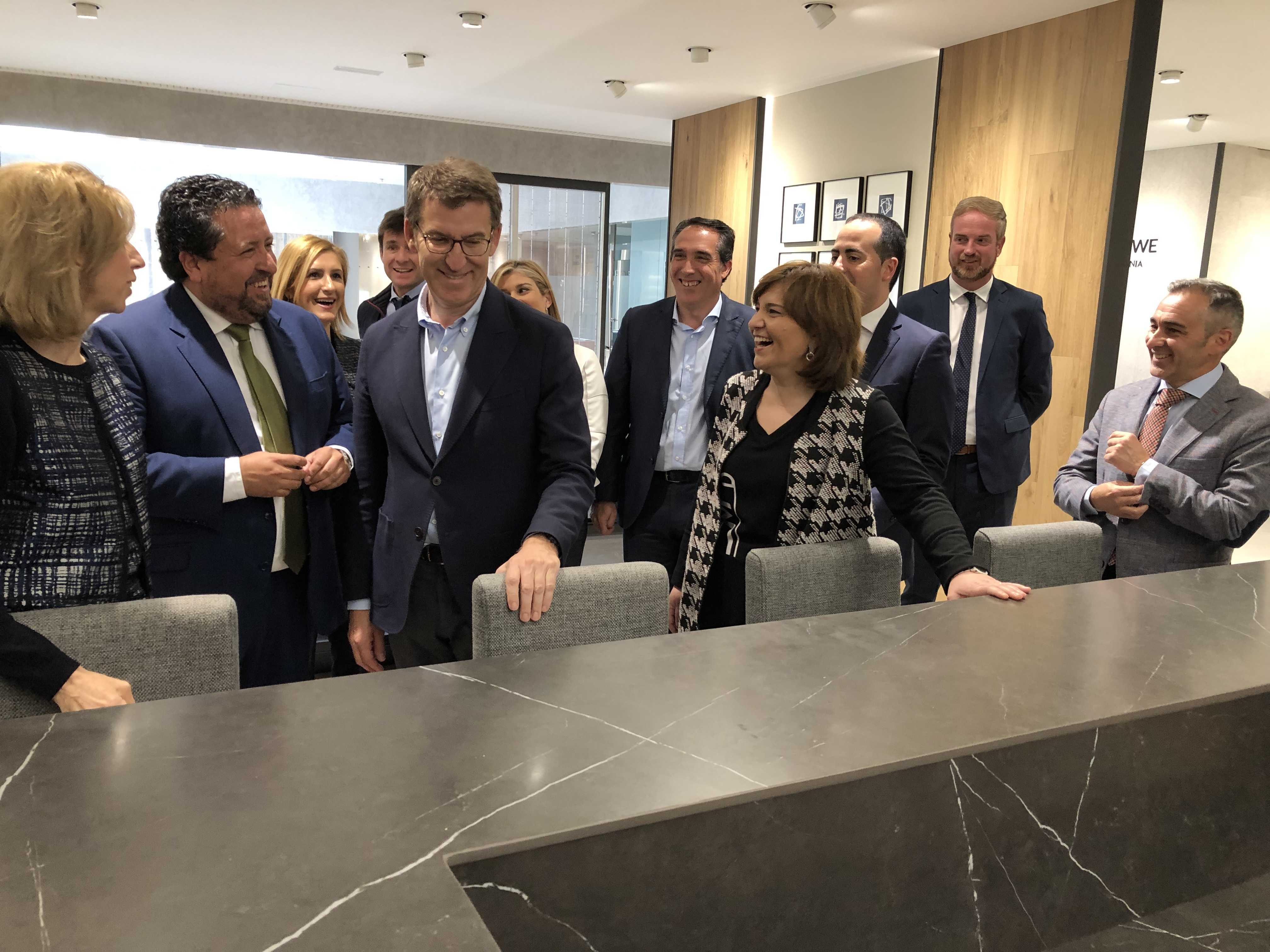 El presidente gallego, Alberto Núñez Feijoó, junto al resto de dirigentes populares durante su visita a las instalaciones de Porcelanosa. - 