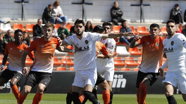 Un Valencia Mestalla con diez vuelve a la senda de la derrota ante el Peralada