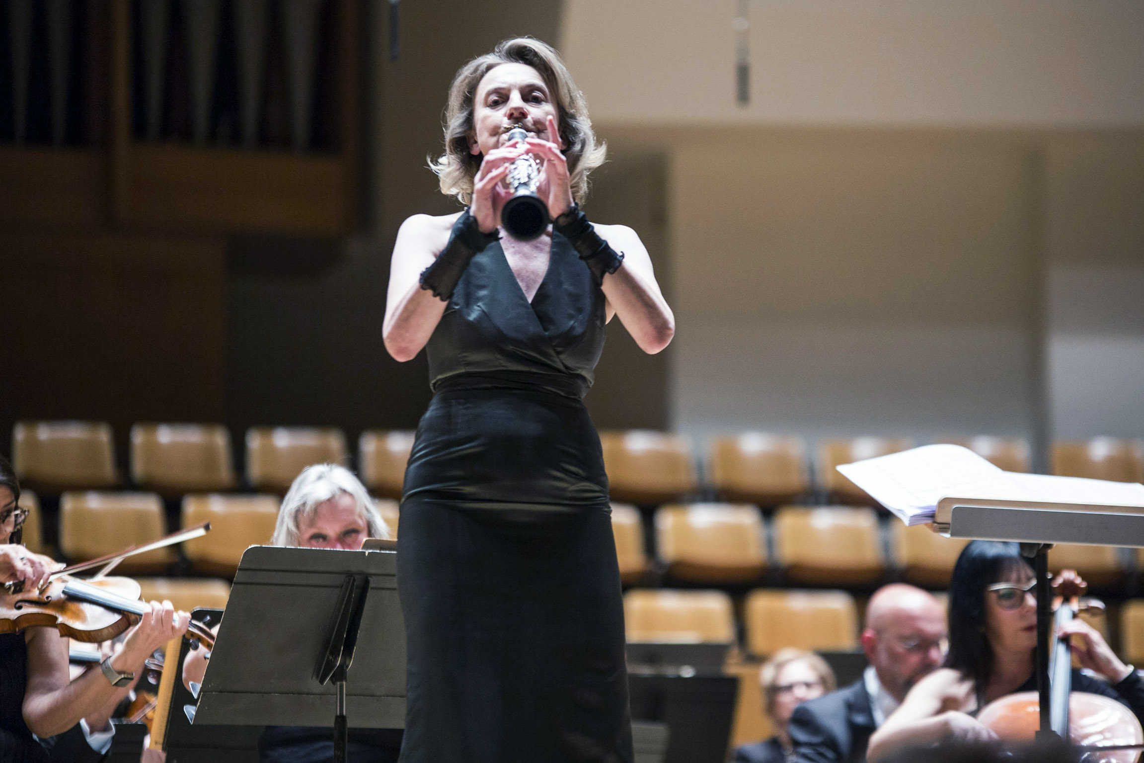 Sabine Meyer nos recuerda la discriminación femenina entre bosques con duendes y hadas