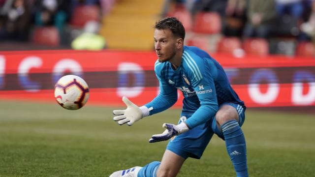 Neto se queda solo en Vallecas