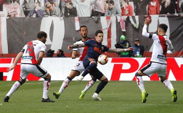 El Valencia paga su pasividad en Vallecas 