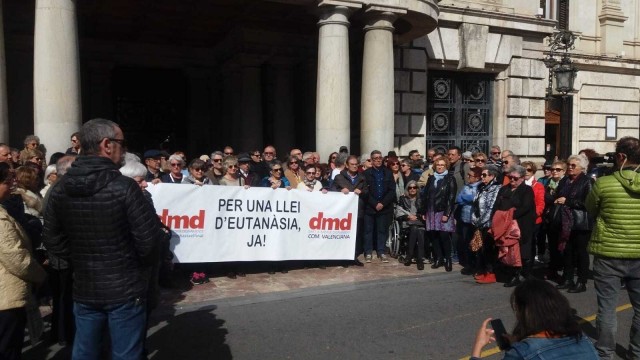 Una concentración en València reclama legalizar la eutanasia