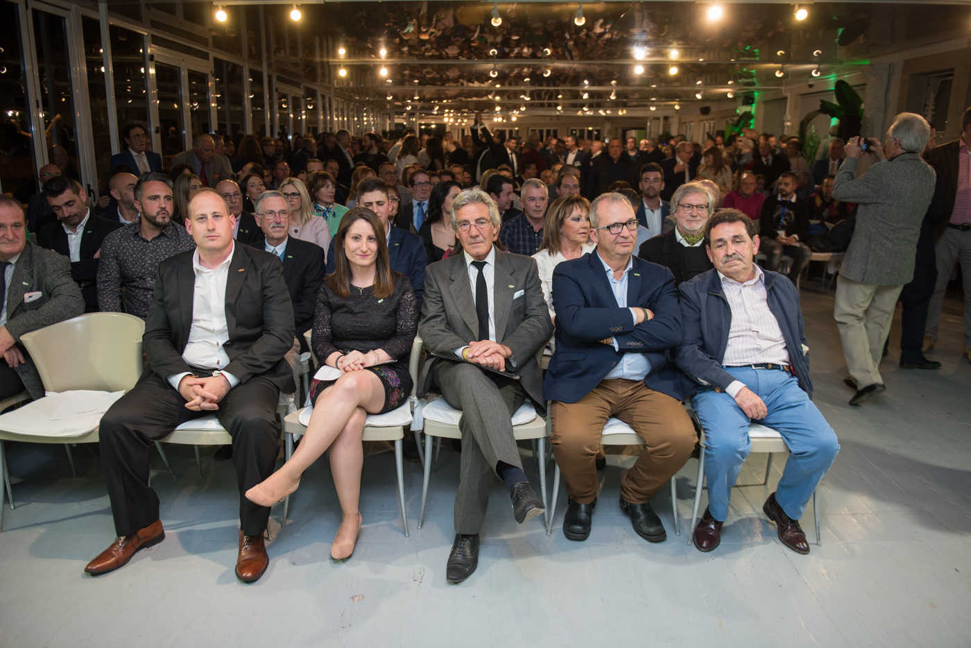 Vox no arriesga el discurso: patria, himno, bandera y un candidato que parece Miguel Ángel Revilla