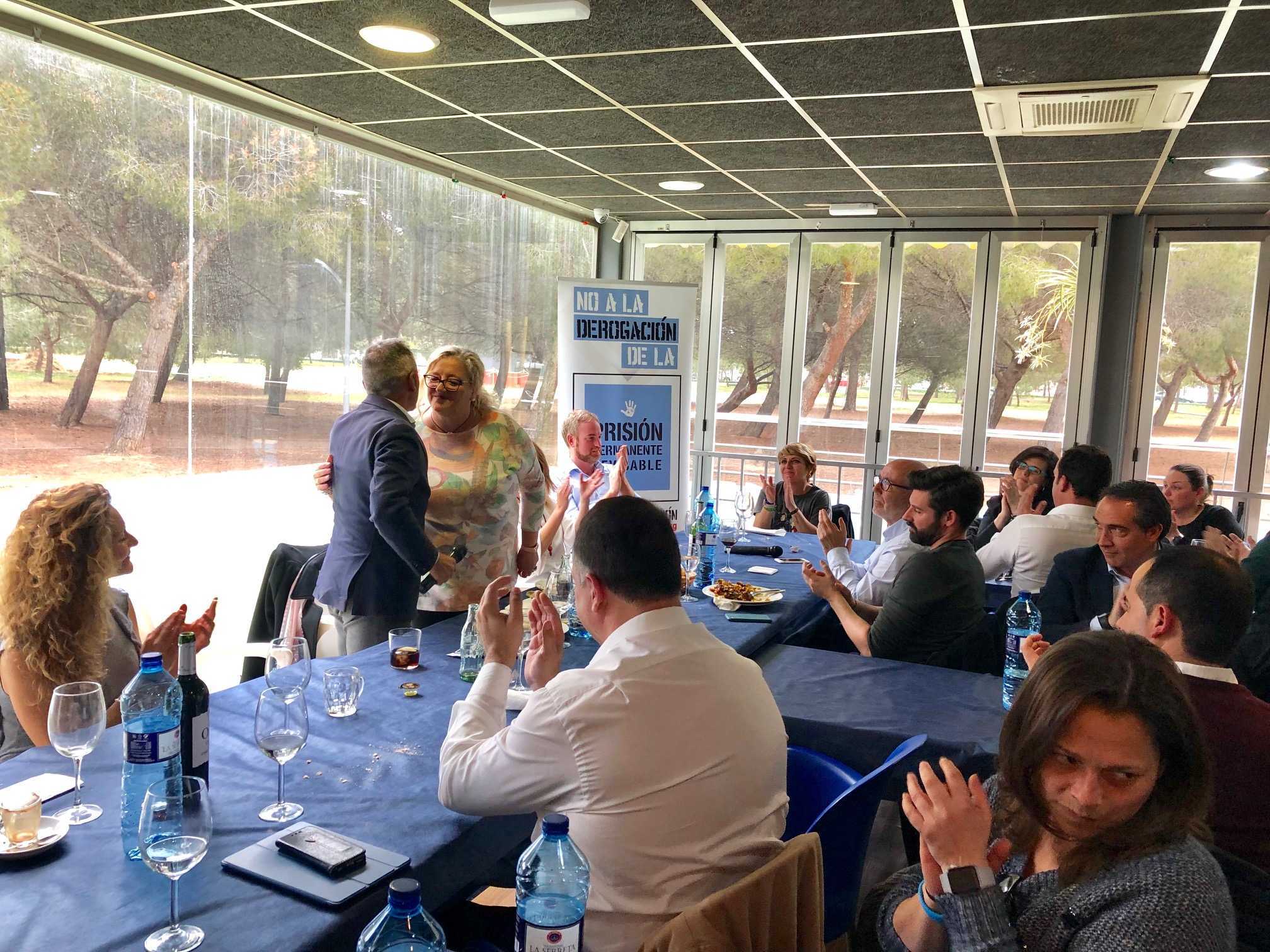 El PPCS entrega a la madre de Sandra Palo miles de firmas a favor de la prisión permanente revisable