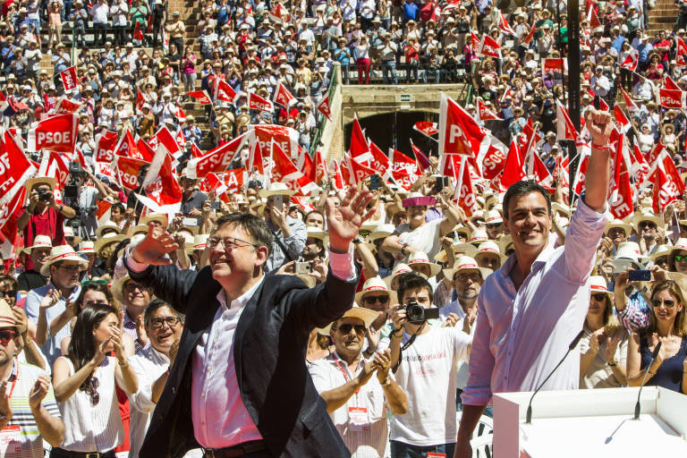 Ximo Puig y Pedro Sánchez en el mitin de 2015 en la Plaza de Toros. Foto: EVA MÁÑEZ - 