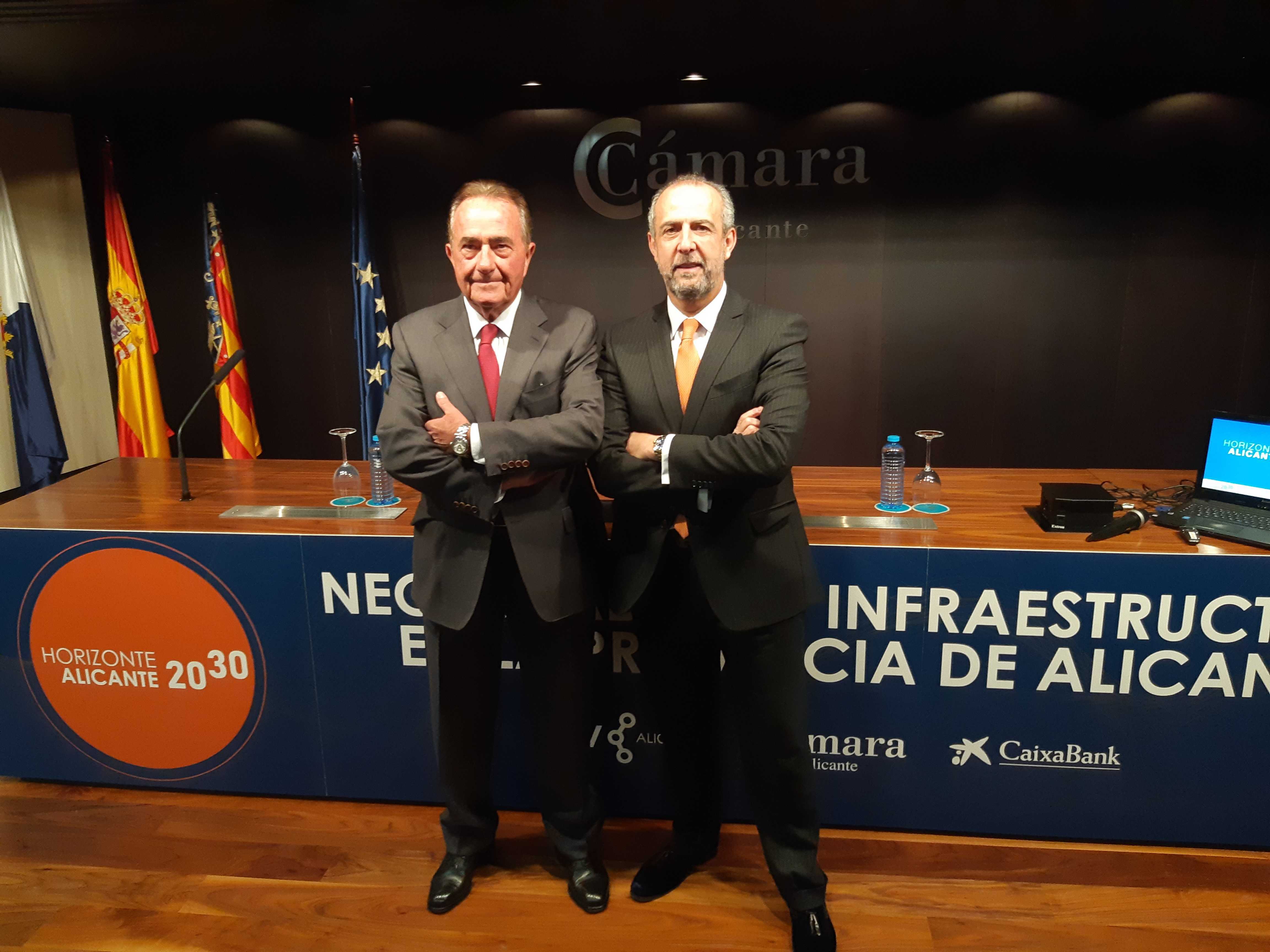 El presidente de la Cámara de Alicante, Juan Riera, y el presidente de CEV-Alicante, Perfecto Palacio.  - 