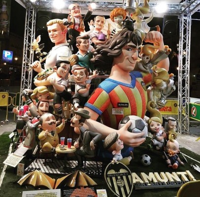 El Valencia recibe la escena del Bar Torino de la Falla Tío Pep para incorporarla a su museo
