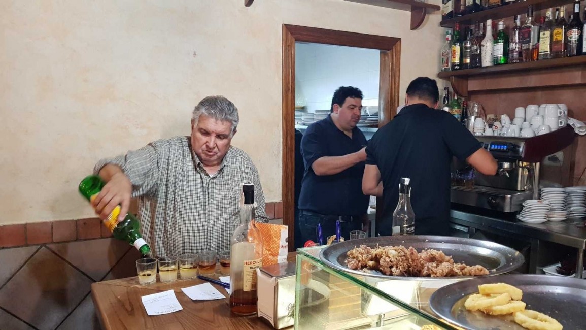 Ernesto, preparando unos carajillos, una de las especialidades de La Oficina. (Foto: JAVIER ANDRÉS) - 