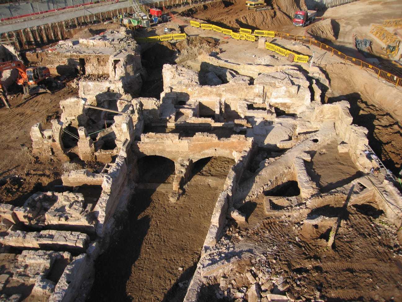 . Vista general de los restos del molino de la Marquesa, con el casal sobre la acequia
de Mestalla y batán a la izquierda de la imagen en primer plano. Foto: PALOMA BERROCAL Y VÍCTOR ALGARRA. - 