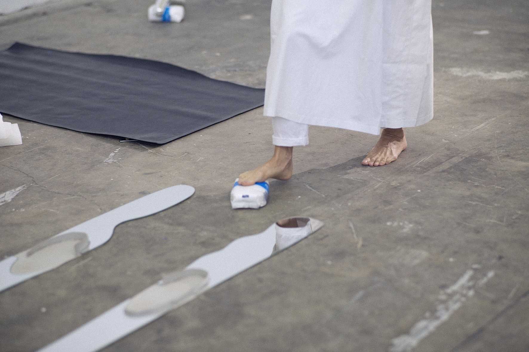 Los objetos descontextualizados de Julia Mariscal dan forma a 'Pájaros-textos-olas'