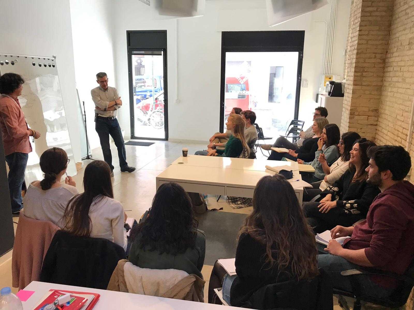 Javier Garza, al fondo, durante el taller de seguridad digital para periodistas (IFF) - 