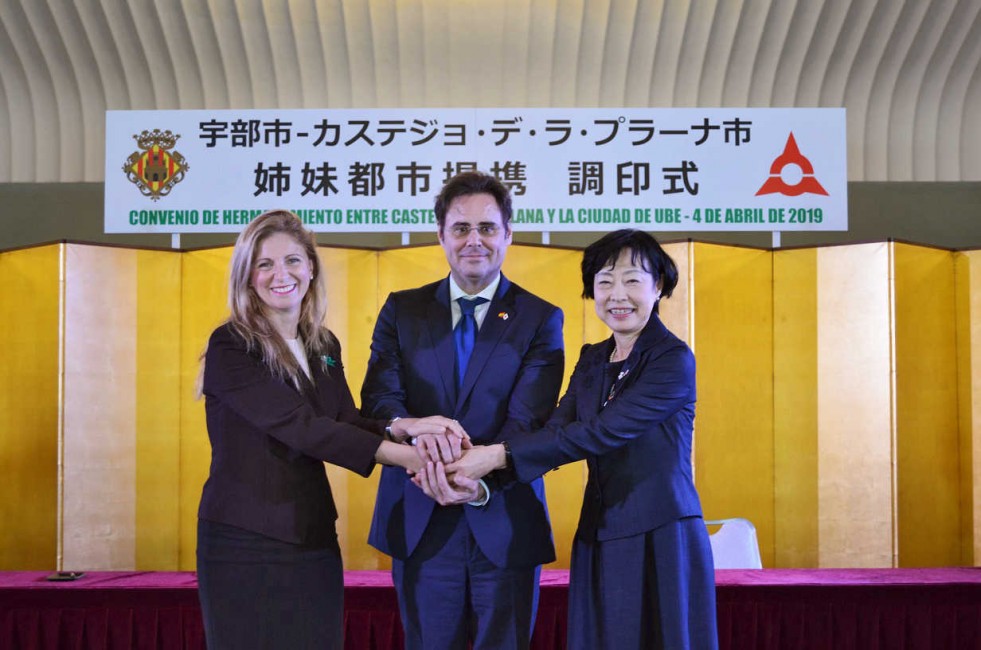 Las alcaldesas de Castelló y Ube, Amparo Marco y Kimiko Kubota, junto al embajador de España en Japón, Jorge Toledo.  - 