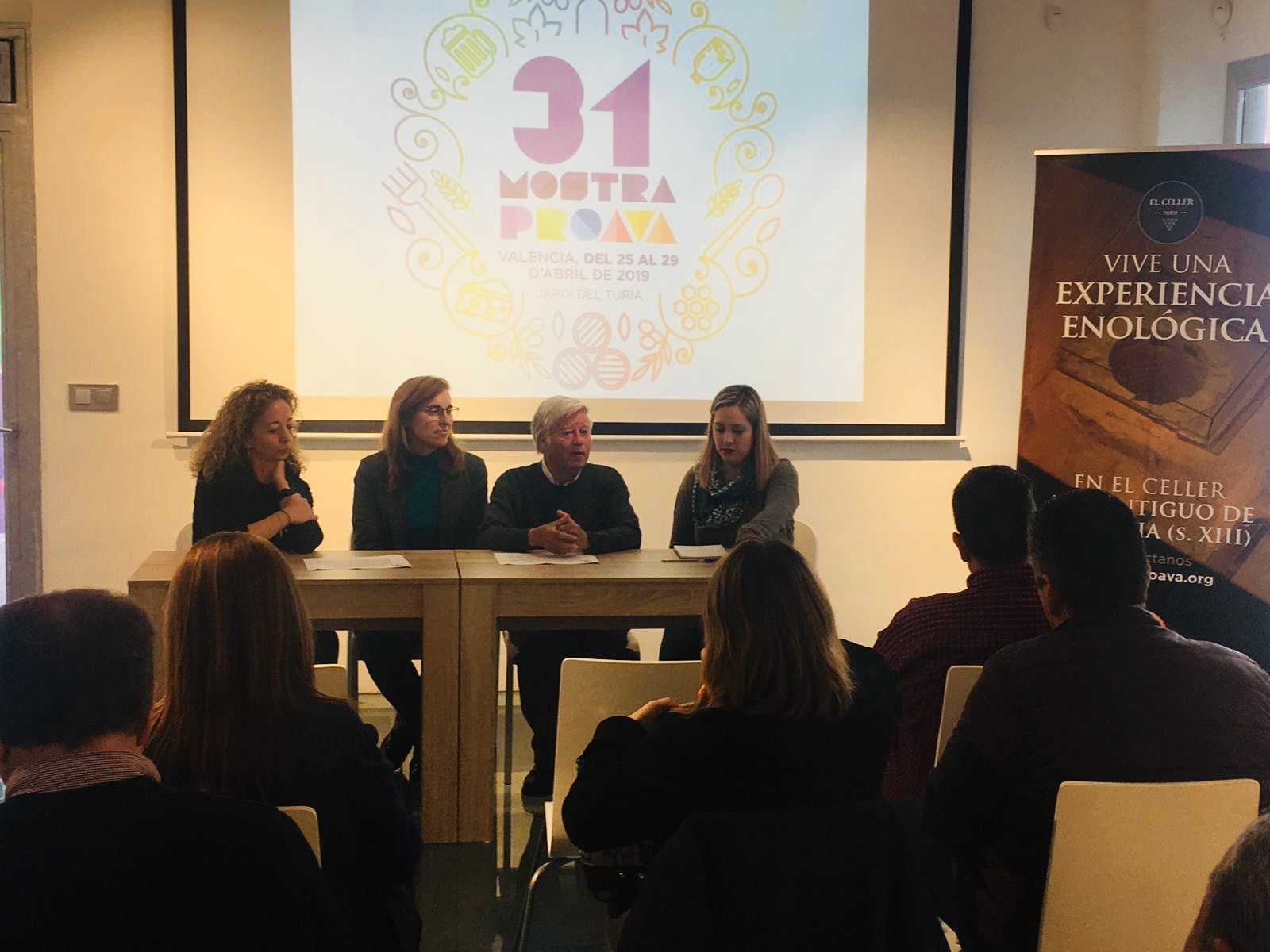 Félix Cuartero, presidente de PROAVA y Maite Cháfer, directora de Desarrollo Rural - 