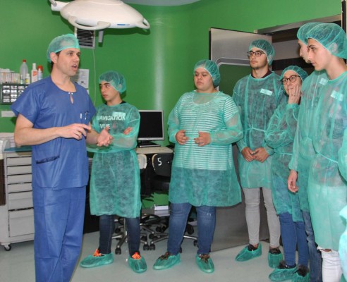 Estudiantes visitan el Hospital de la Plana para conocer salidas laborales de la profesión sanitaria