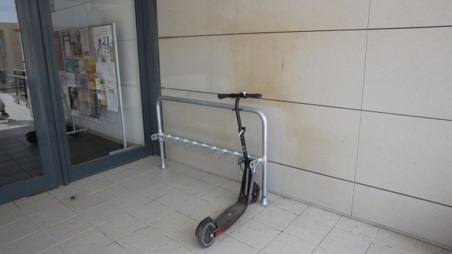 La UJI instala aparcapatinetes y regula su uso en el interior del campus