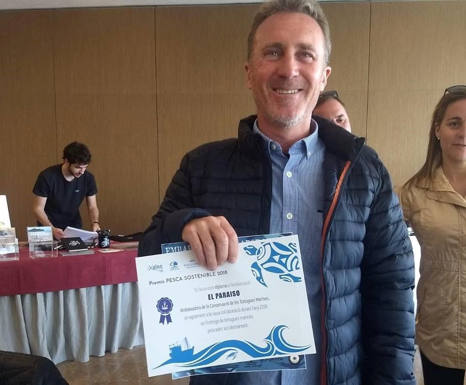 La embarcación grauera 'El Paraíso' recibe un premio por el rescate de una tortuga laúd de 200 kg