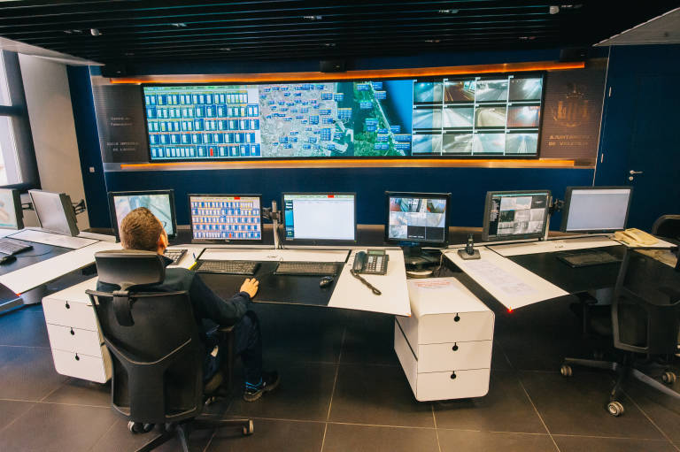 Centro de control donde se monitorizan las estaciones y vigilan con cámaras los túneles. Foto: KIKE TABERNER - 