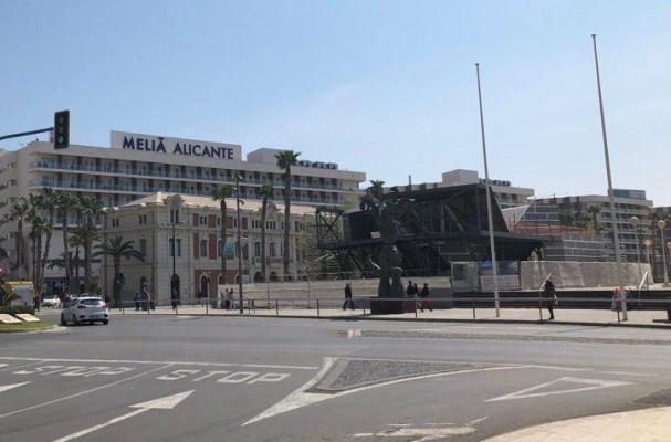 Turisme estudiará el traslado de su oficina si Alicante presenta una petición y la motiva