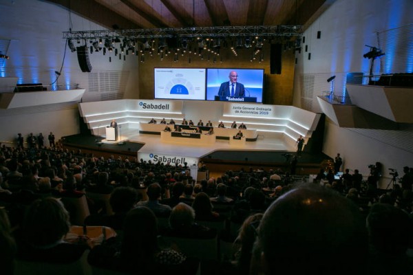 Fitch se estrena 'rateando' al Banco Sabadell con grado de inversión