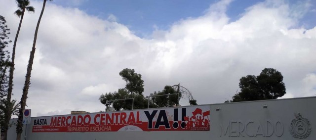 El mercado de Elche entra en campaña: los placeros quieren el nuevo edificio; la plataforma, que se derribe la terraza