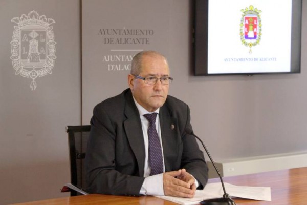 El PP de Alicante promete consenso para regular los VTC y persiste en la ratio legal con los taxis