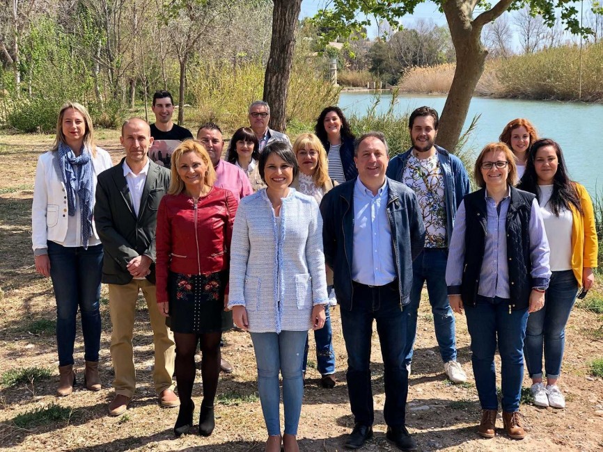 La candidata socialista Merche Galí posa junto al resto de miembros de la lista electoral. - 