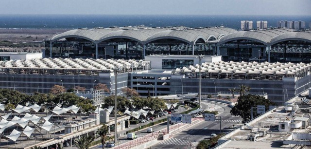 Trabajo expedienta a la filial de Ryanair en El Altet por no proteger del sol a sus empleados