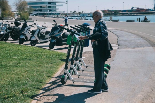 Adigital alega a la ordenanza de movilidad de València y se posiciona contra la autorización y la tasa en el 'sharing'