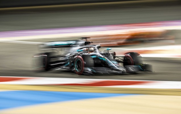 Hamilton encabeza otro 'doblete' de Mercedes en Baréin y Bottas sigue líder

