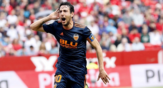 El Valencia sabe sufrir en el Pizjuán y se mete de lleno en la lucha por la Champions