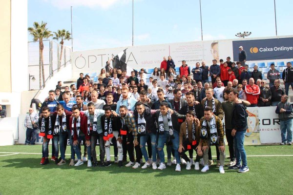 La plantilla del Ontinyent se despide de su afición entre lágrimas