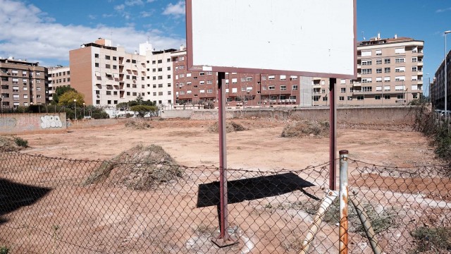 Vila-real interviene el solar de la calle Ducat d'Atenes para contrarrestar la suciedad de la zona 