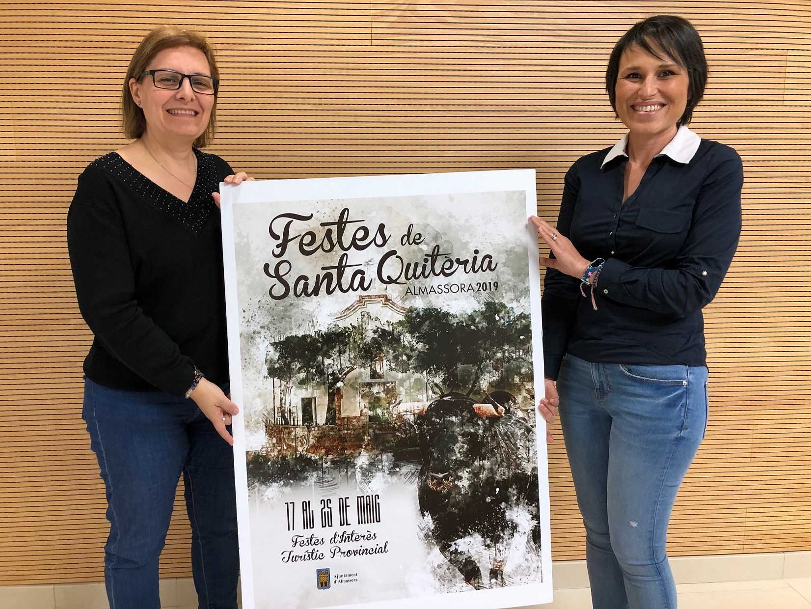 La alcaldesa de Almassora y la concejala de Fiestas junto al cartel ganador - 
