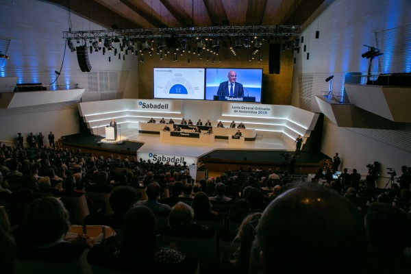 Los accionistas del Sabadell 'tiran de las orejas' a Oliu por la cotización pero ratifican su gestión
