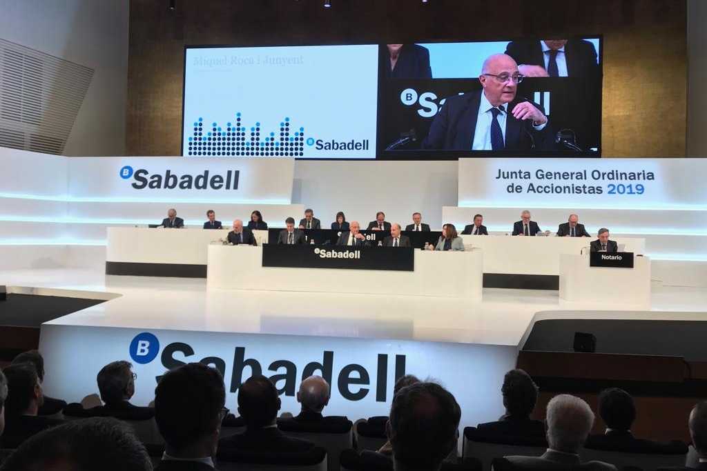 Los accionistas del Sabadell reeligen a Oliu como presidente y aprueban las cuentas de 2018