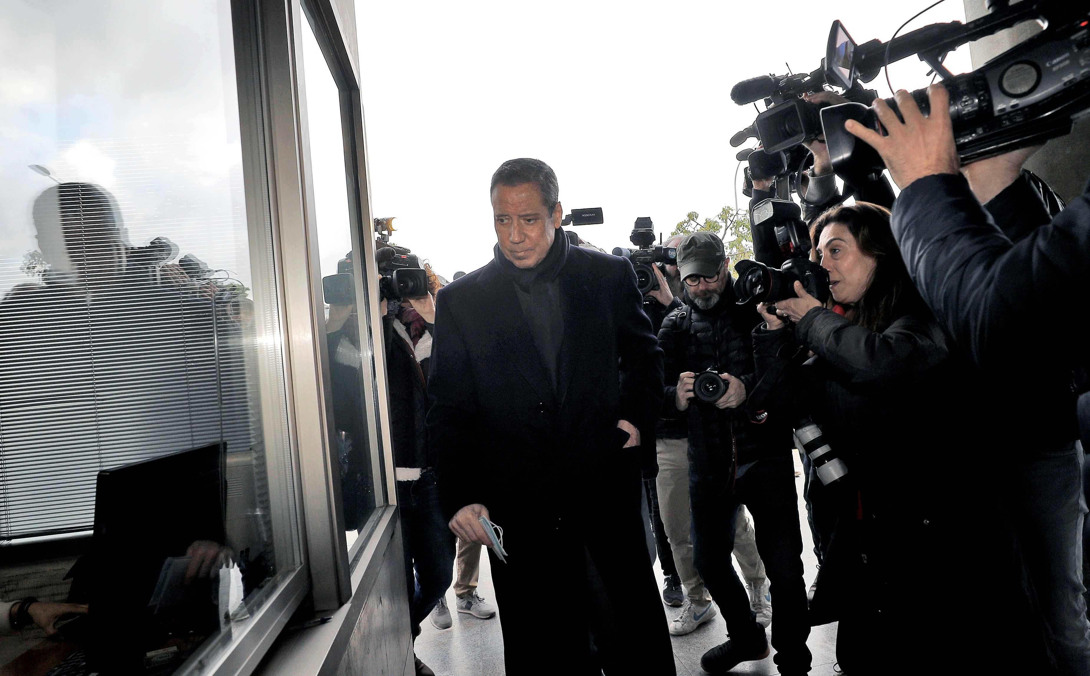 Eduardo Zaplana, en una visita el juzgado. Foto: EFE/ Manuel Bruque - 