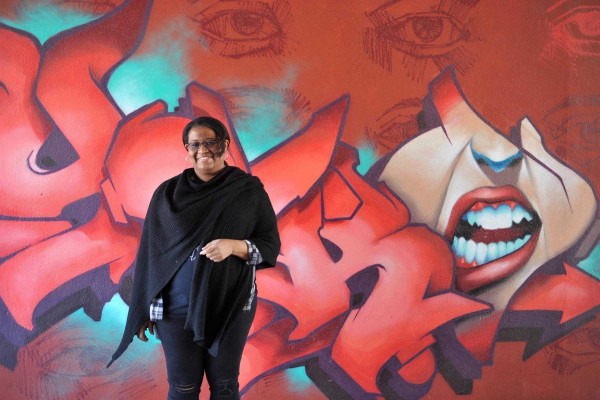 La artista Alitha Martínez recomienda a los estudiantes 