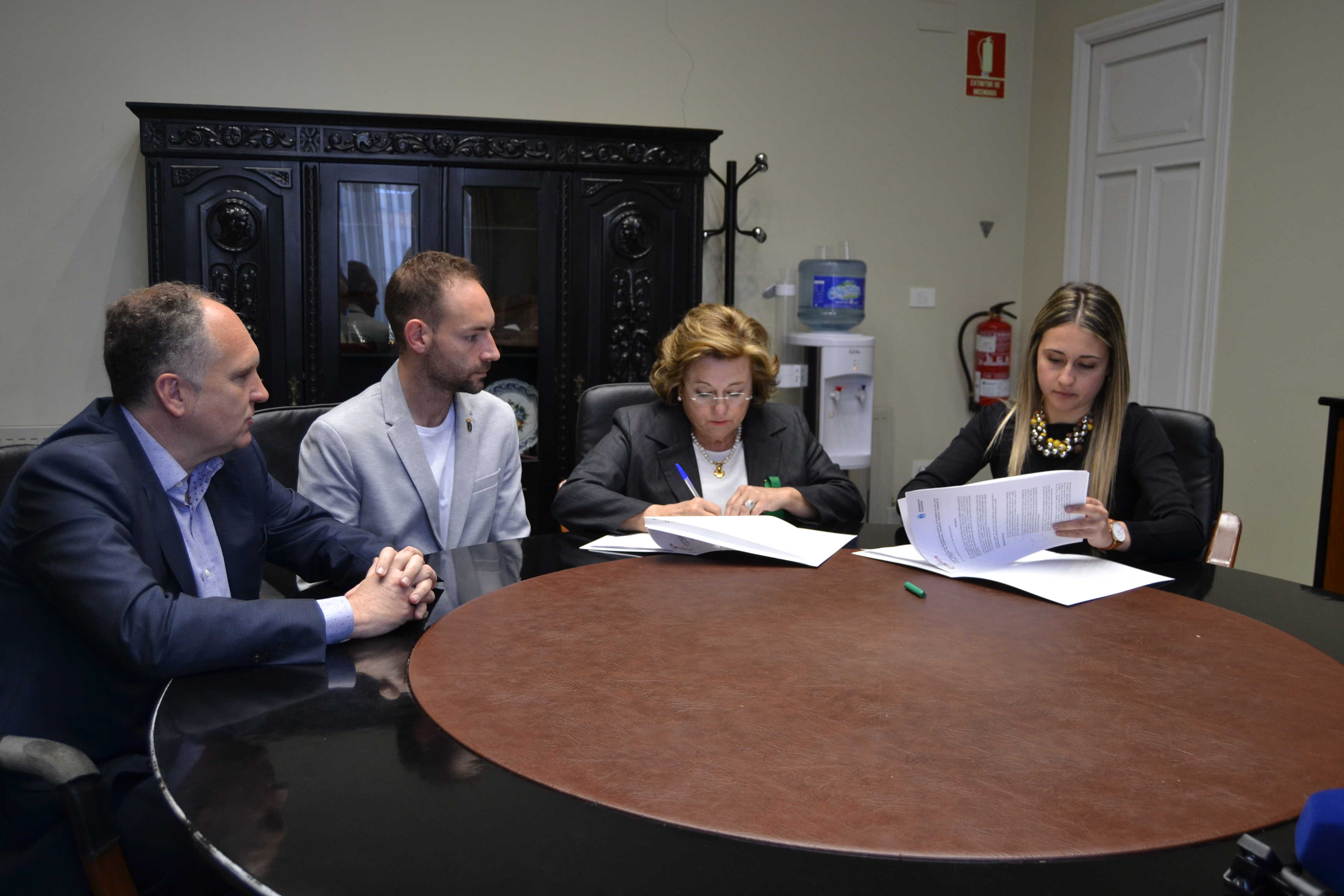 Firma del convenio entre la Cámara de Comercio y el Ayuntamiento de la Vall d'Uixó, que permitirá ofrecer formación y los servicios de la antena local. - 