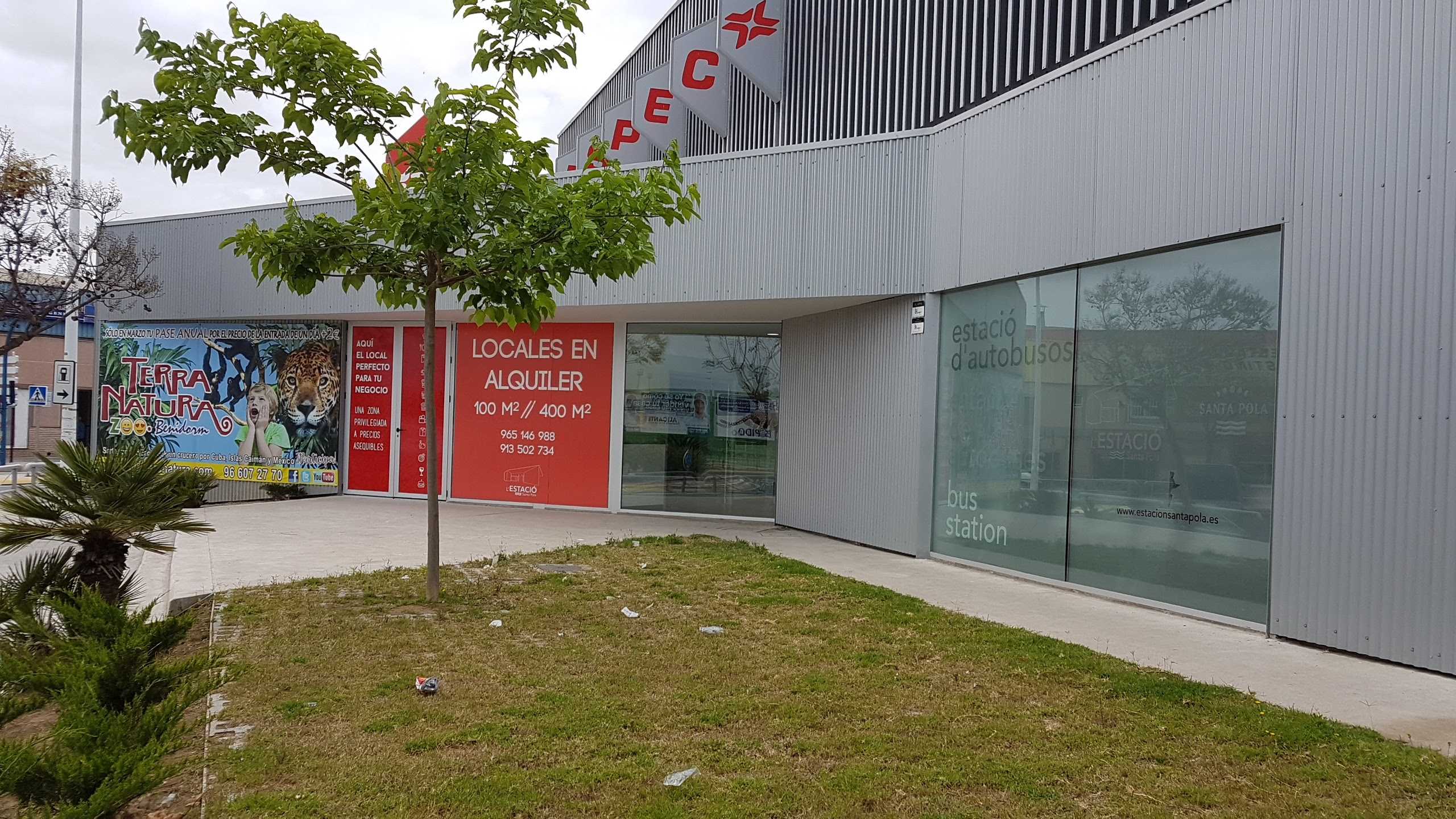 Locales comerciales en la estación de Santa Pola, que gestiona Vectalia. Foto: TRANSALIA - 