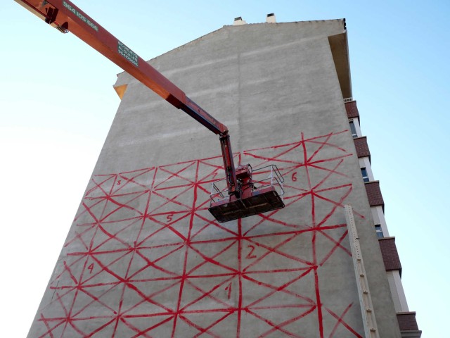 Mohamed L'Ghacham reinterpreta imágenes de Vila-real en un muro de 25 metros