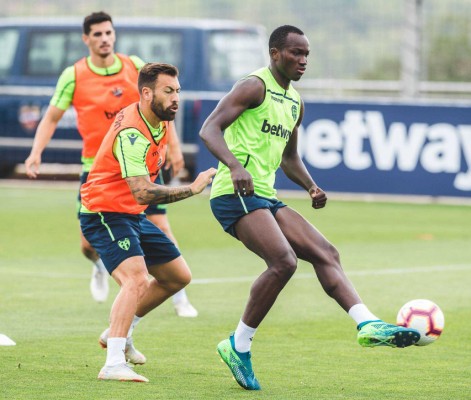 Dwamena, al margen del grupo en la vuelta al trabajo del equipo