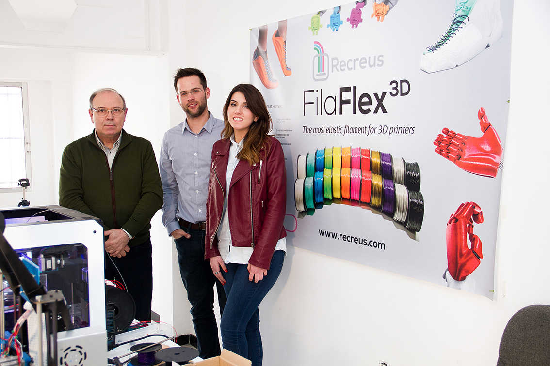 Ignacio García, en el centro, tras alcanzar un acuerdo de distribución en Estados Unidos. Foto: RECREUS - 
