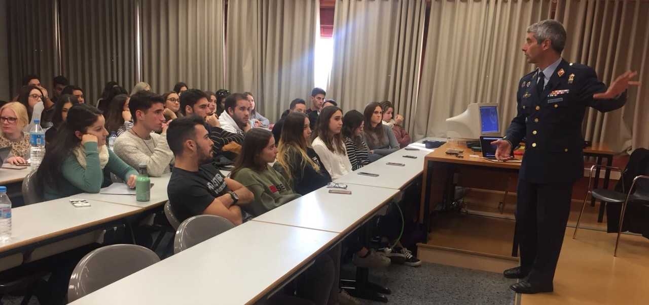 El coronel Ángel Gómez de Ágreda, en su conferencia con alumnos de la Universitat de València. - 
