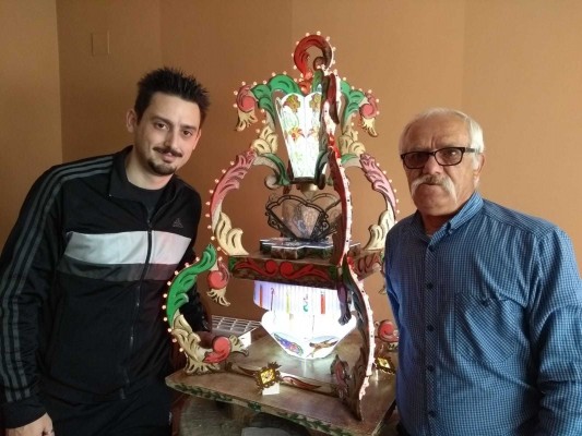 Una gaiata de mano… con holograma incorporado