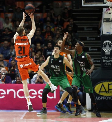 Un tercer cuarto sublime de Matt Thomas vale la cuarta plaza de la Liga (93-80)