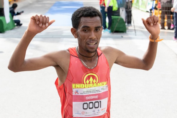 Los etíopes Jenberie y Eresa baten los récords del medio maratón de Elche

