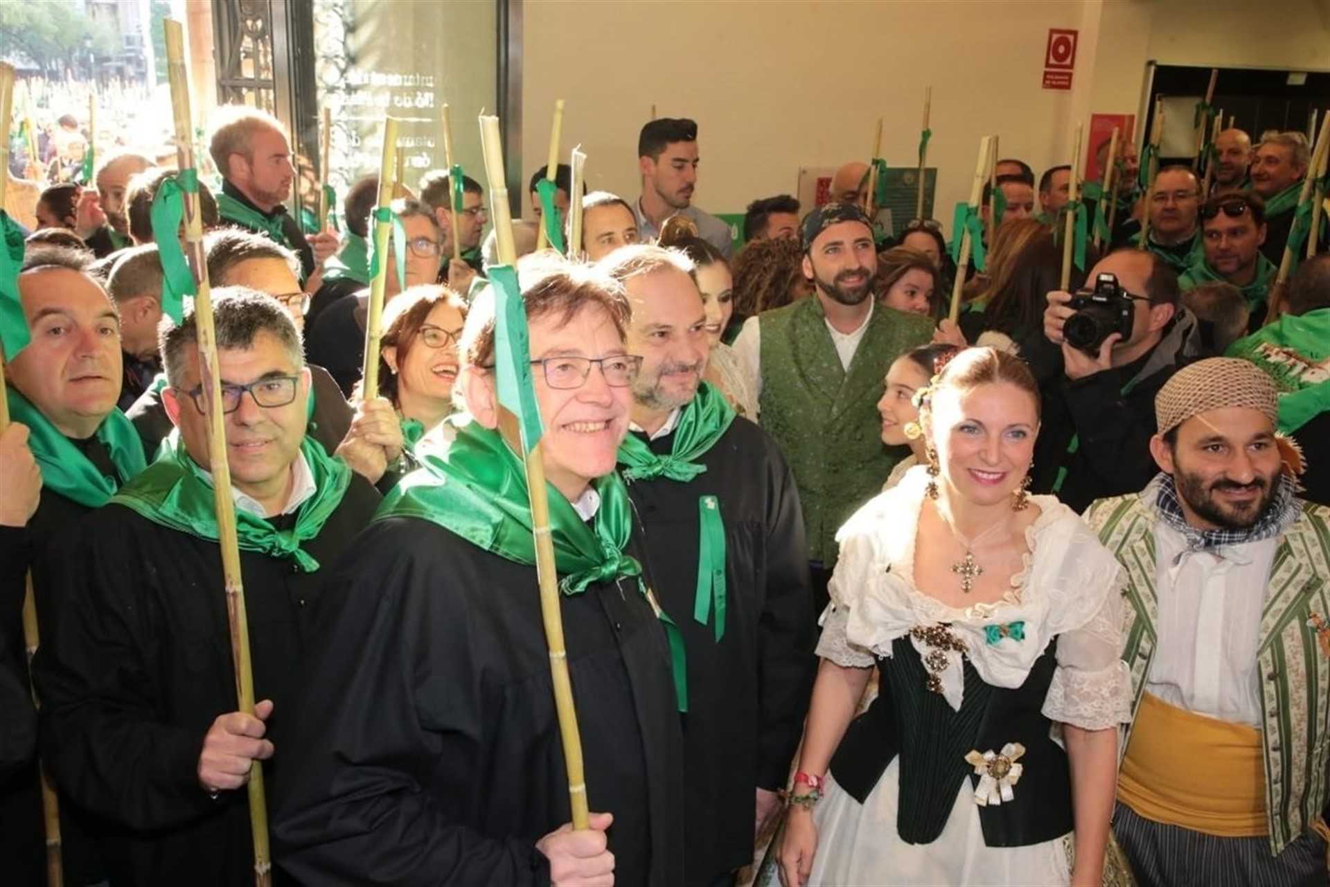 Los candidatos 'cuelgan' el uniforme de campaña y exhiben su 'castellonerismo' en la masiva Romeria