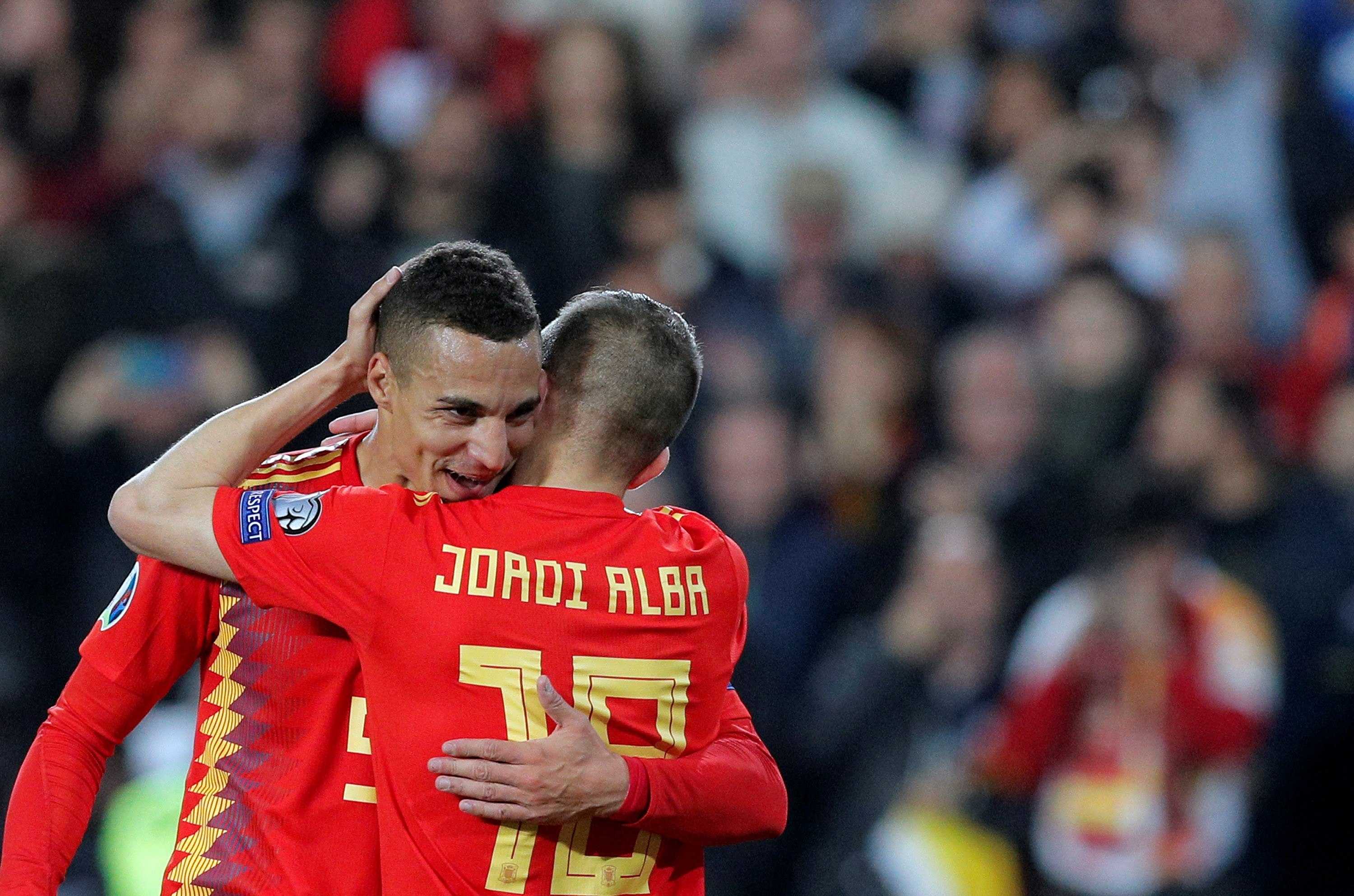 Rodrigo regala un gol a Mestalla en la primera victoria hacia la Eurocopa (2-1)